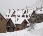 Τοπίο του χιονιού μικρό χωριό στο βουνό